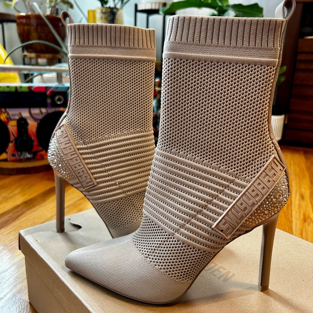 Brand new in box / Steve Madden Maxwelle Boots